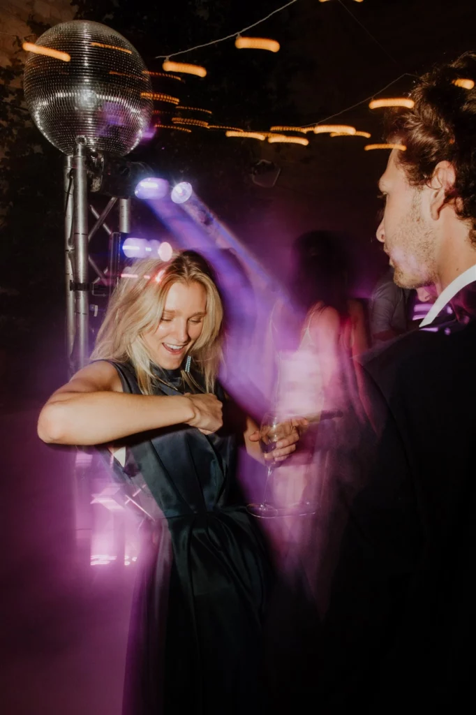 Invitée qui danse sous les projecteurs violets et la boule à facettes avec DJ Domaine de Sarson Nuit Blanche DJ