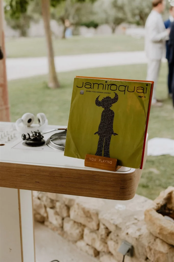 Installation du bar à vinyles pour le cocktail, avec bacs de disques en bois, platines et casque prêts pour l'animation