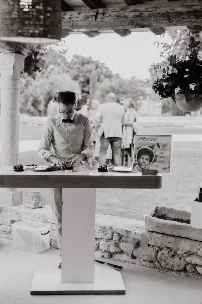 Texte alternatif : Benjamin de Nuit Blanche DJ préparant un mix vinyle sur ses platines au Domaine de Sarson
