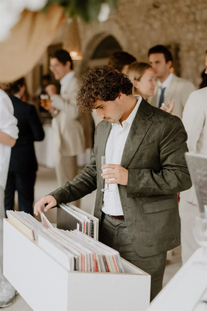 Un invité sélectionnant un disque vinyle sur le stand Bar à Vinyles au Domaine de Sarson