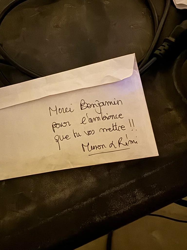 Mot de remerciement manuscrit des mariés Manon et Rémi pour le DJ Benjamin