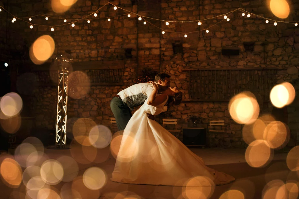 Vue panoramique de l'ouverture de bal au Domaine de Sarson sous les guirlandes lumineuses