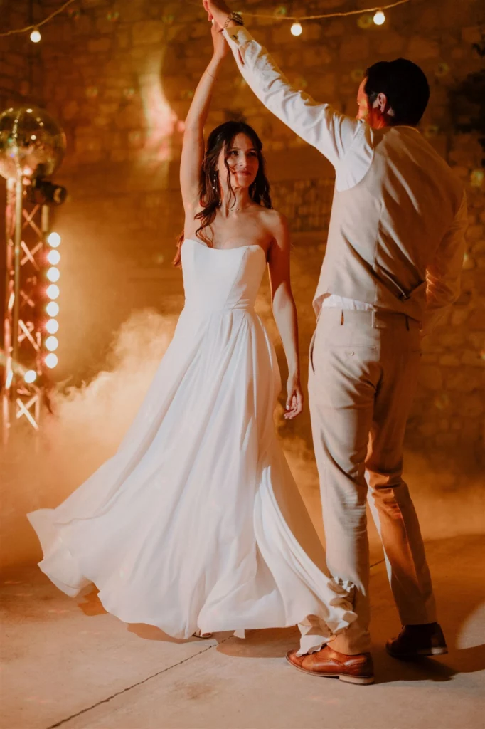 Ouverture de bal des mariés avec effet de fumée lourde et boule à facettes avec le DJ Domaine de Sarson