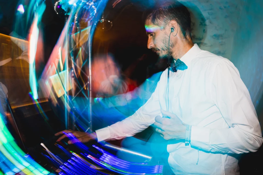 Le DJ Benjamin (Nuit Blanche) en plein mix lors d'un mariage au Domaine de Sarson
