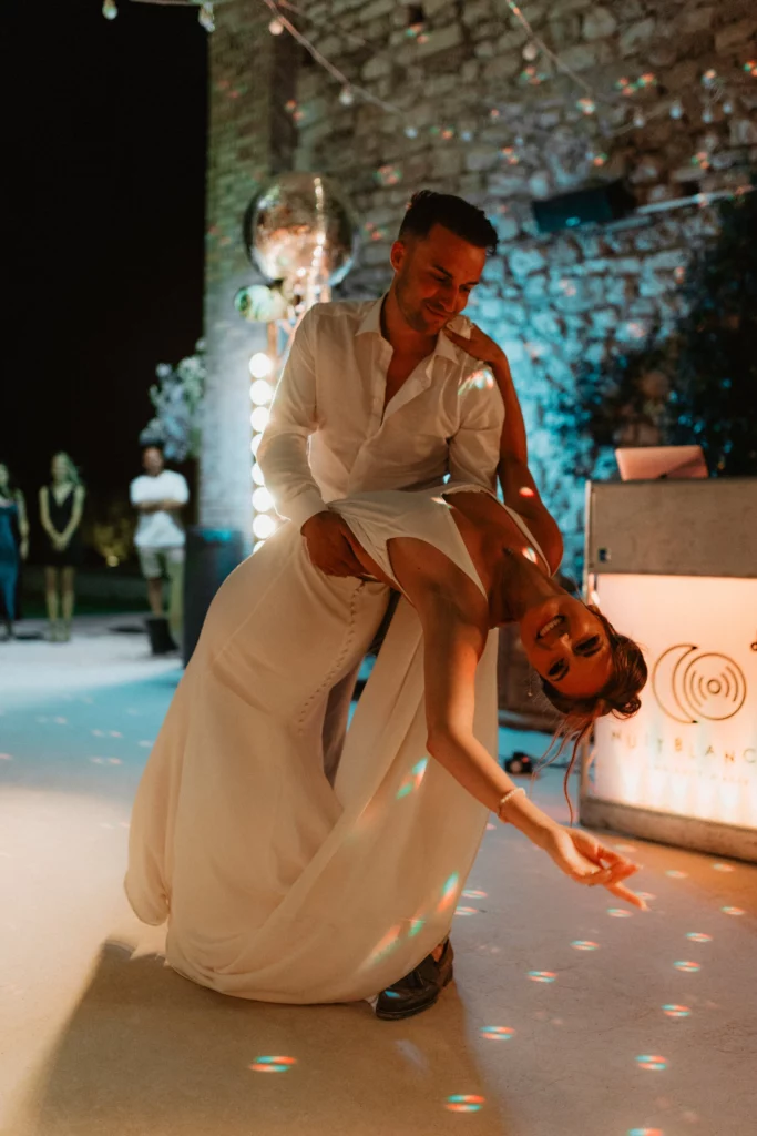 DJ Domaine de Sarson mariage à l'ouverture de bal complice d'un couple de mariés au Domaine de Sarson avec l'installation de Nuit Blanche DJ et ses reflets de boule à facettes