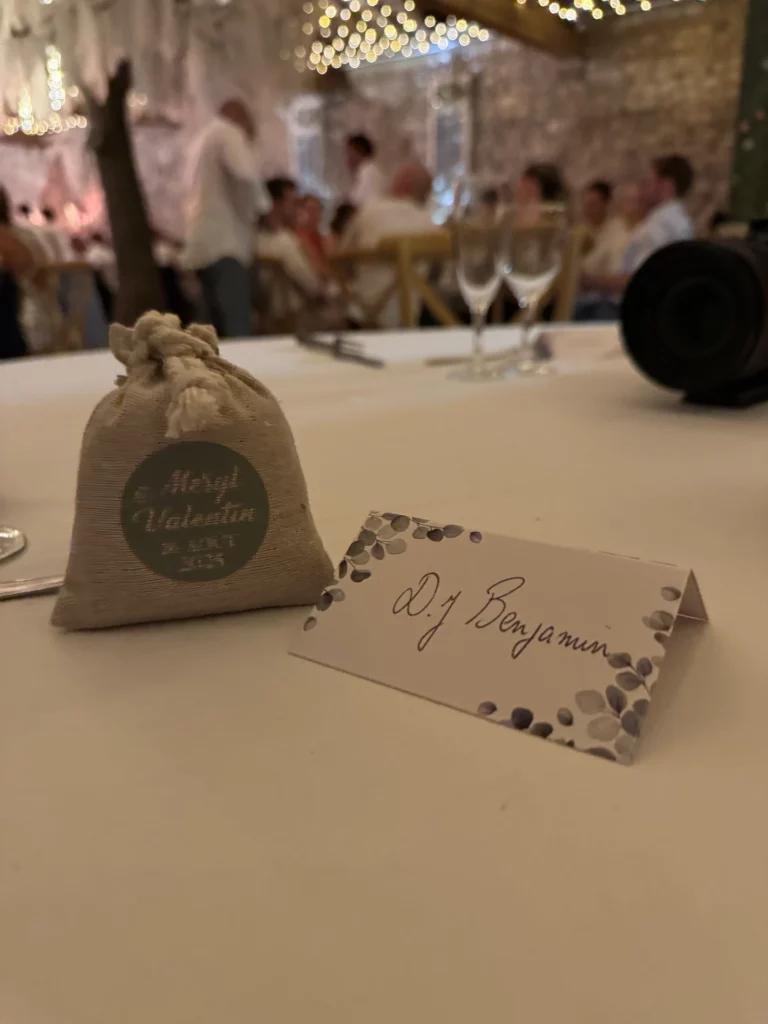 Place réservée pour le "Dj Benjamin" à table avec un cadeau d'invité au Domaine de Sarson