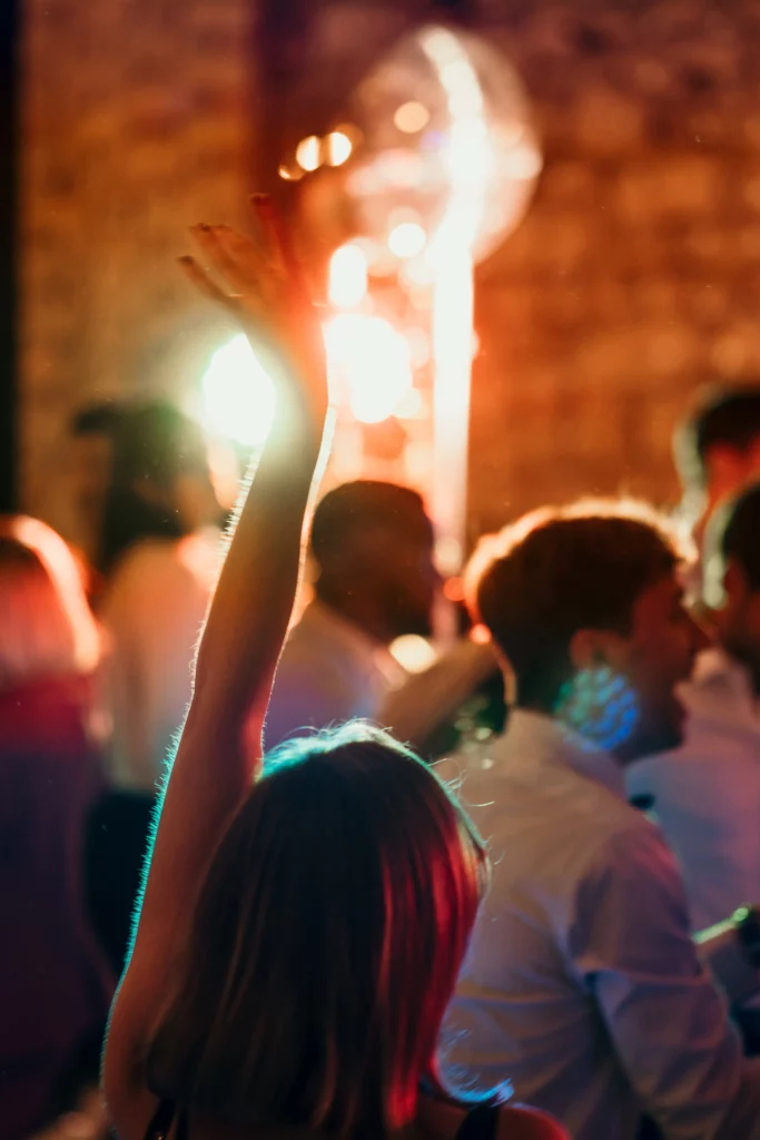 Main levée d'une invitée en signe de fête lors d'une soirée de mariage animée